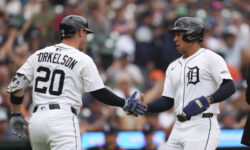 Jahmai Jones, derecha, de los Tigres de Detroit, celebra después de anotar carrera con Spencer Torkelson frente a los Astros de Houston en la primera entrada del juego de béisbol de Grandes Ligas.